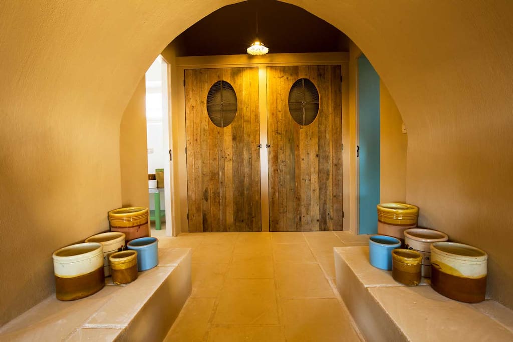 Corridoio, ceramiche di Grottaglie, armadio a muro