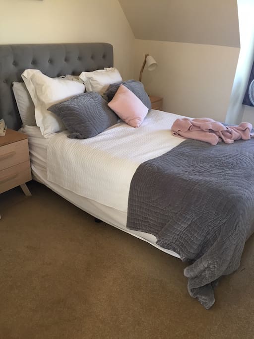 Main bedroom- queen bed