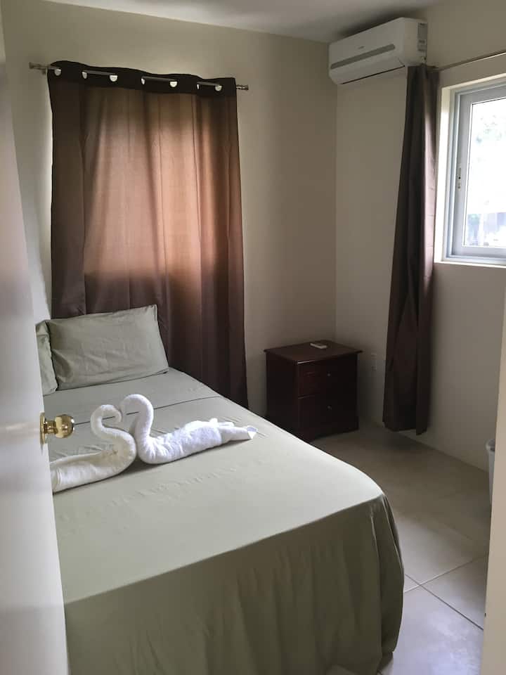 Segundo dormitorio con vista a la piscina y al patio trasero.