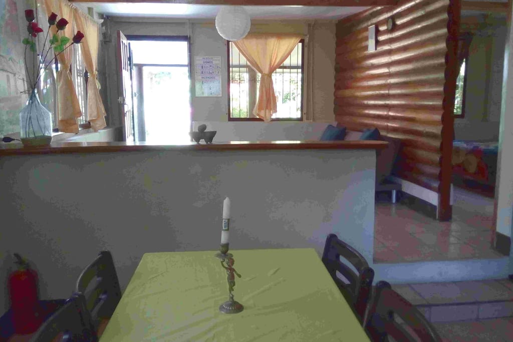 La cuisine et la salon au fond