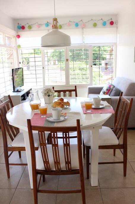 Living-comedor adaptado al espacio con excelente circulación.