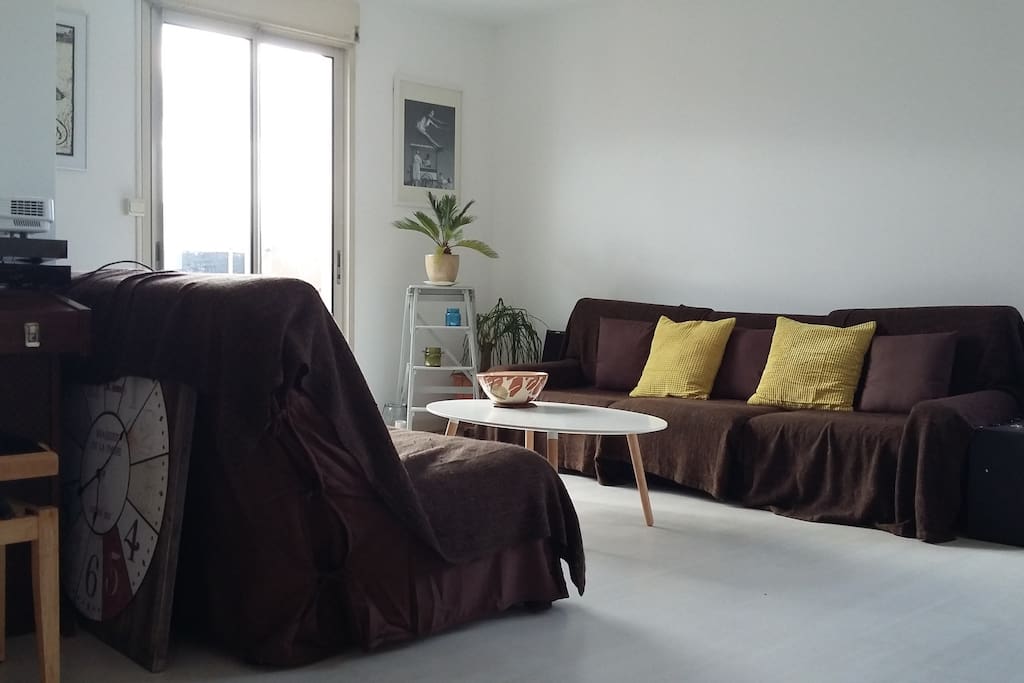 Living-room with projector (2X1m screen), wifi, video games, movies, tv