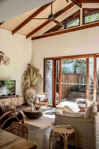 Beach Jungle: Pet-Friendly, Hot Tub, Pool & Fire gallery image 4