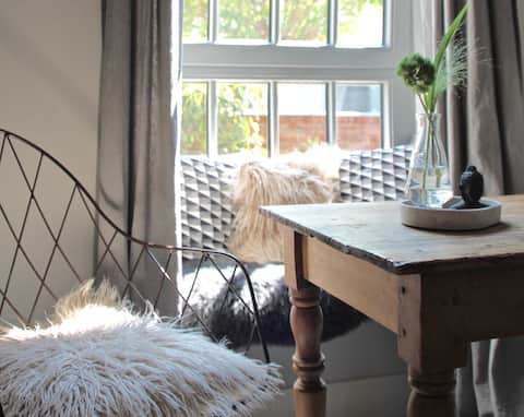 Popular Airbnb listing: HYDEAWAY APARTMENT 02 CENTRAL AND STYLISH in Trier