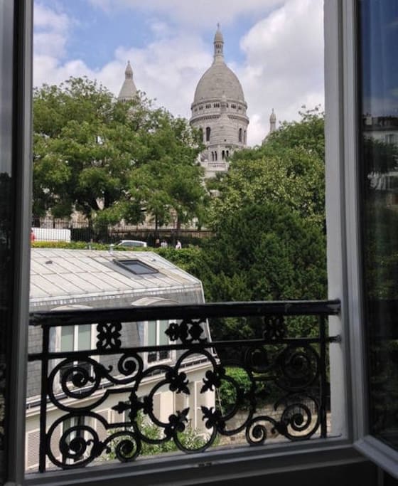 Here is the 2d view : from the bedroom, you will enjoy a scenic view of Sacré Coeur Church