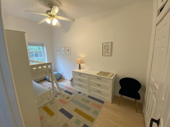 غرفة نوم ثانية بسرير بطابقين. 