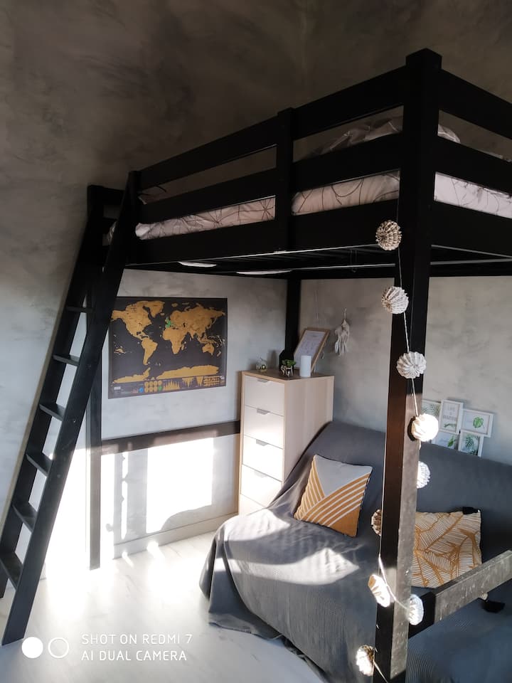 חדר שינה בקומה הראשונה, מיטת לופט זוגית + ספה נפתחת זוגית