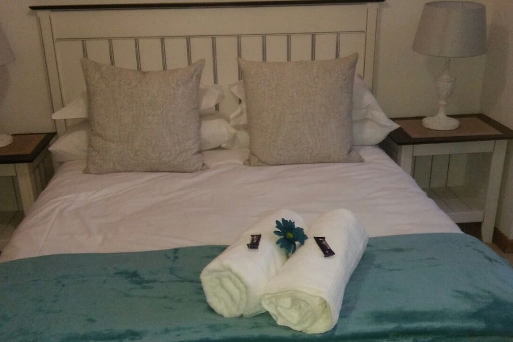 Queen bed room