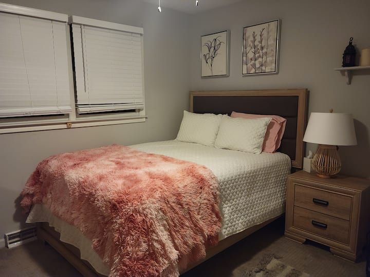 Სტუმრების საძინებელი საწოლითა და კომოდით.