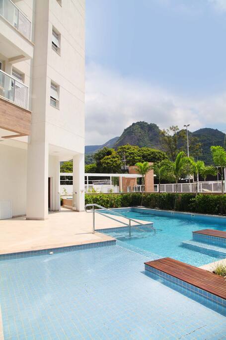 Área da piscina com deck molhado, futton e hidromassagem