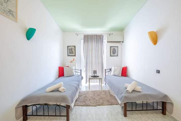 Dormitorio con dos camas individuales.
