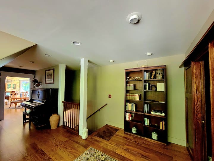 Vintage Poulsbo Apartment With Bay Views - Poulsbo, WA
