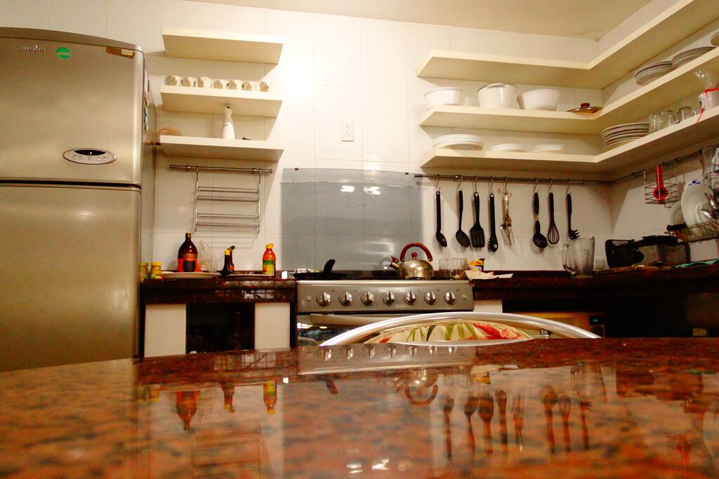 La cocina es muy amplia, esta equipada