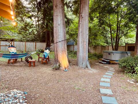Cozy, fully fenced (pet friendly) chalet w/Hot Tub