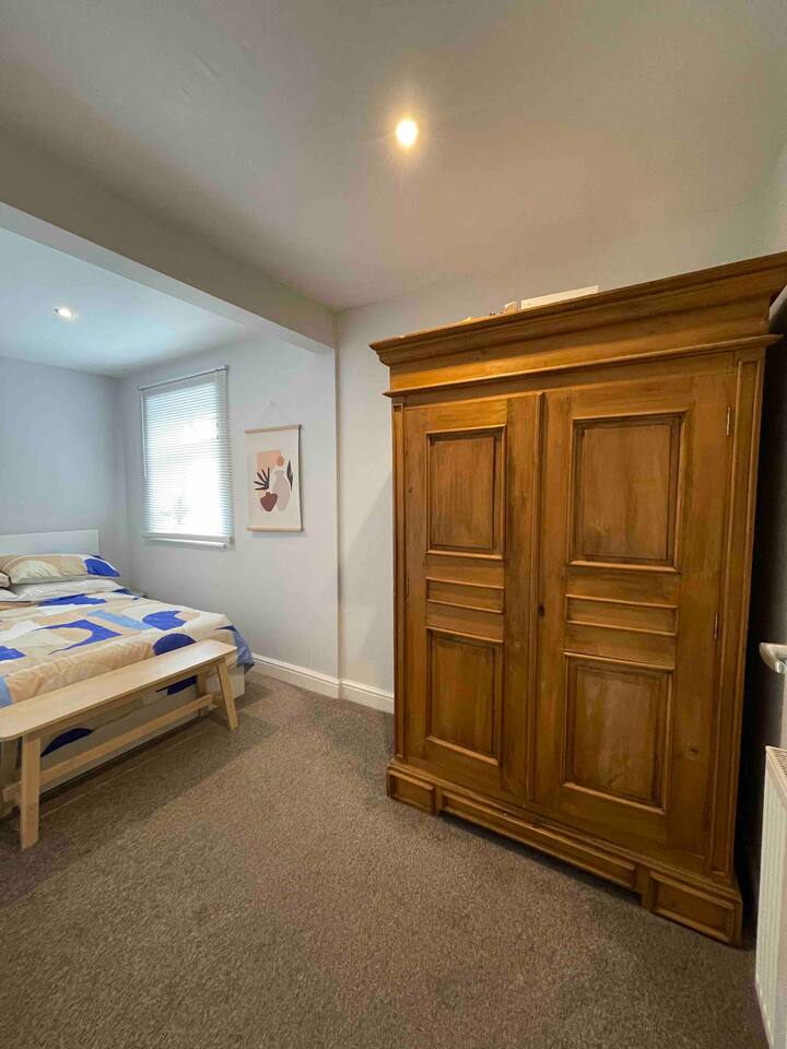 Lola Upstairs - 1 bed flat above wine + coffee bar