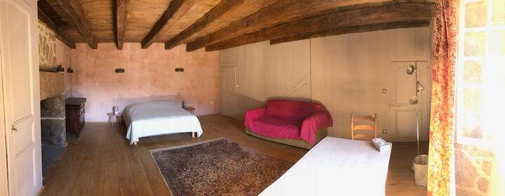 Ružová spálňa, hlavný apartmán so šatníkom a veľkým stolom