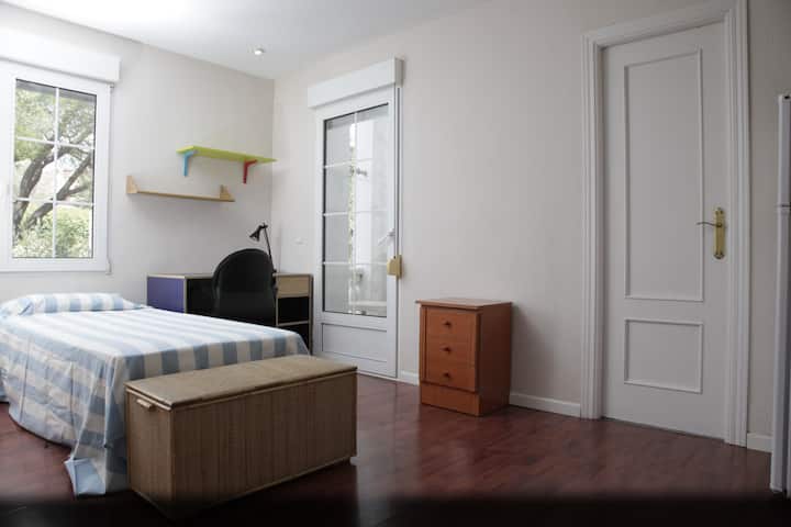 Habitación con baño propio y balcón