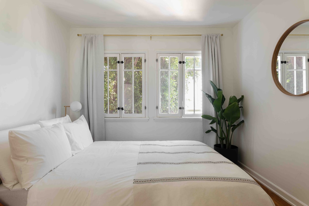 可欣赏Peekaboo峡谷景观的第二间卧室