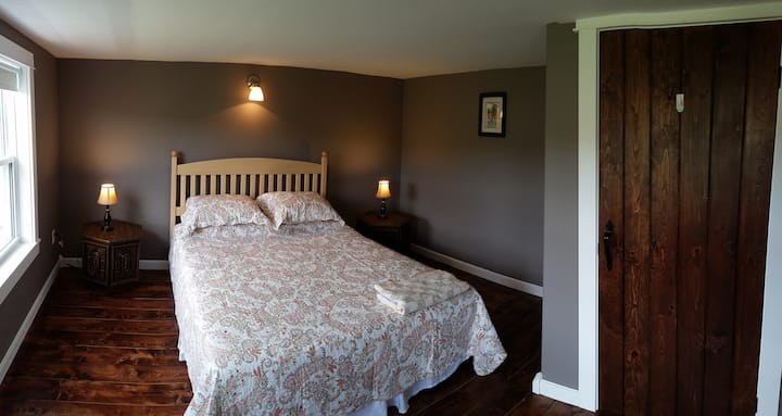 מיטת קווין נוחה עם נוף לים ופינת רידינג.