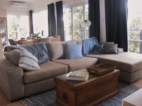 Lovely renovated 2 br apartment among the treetops
