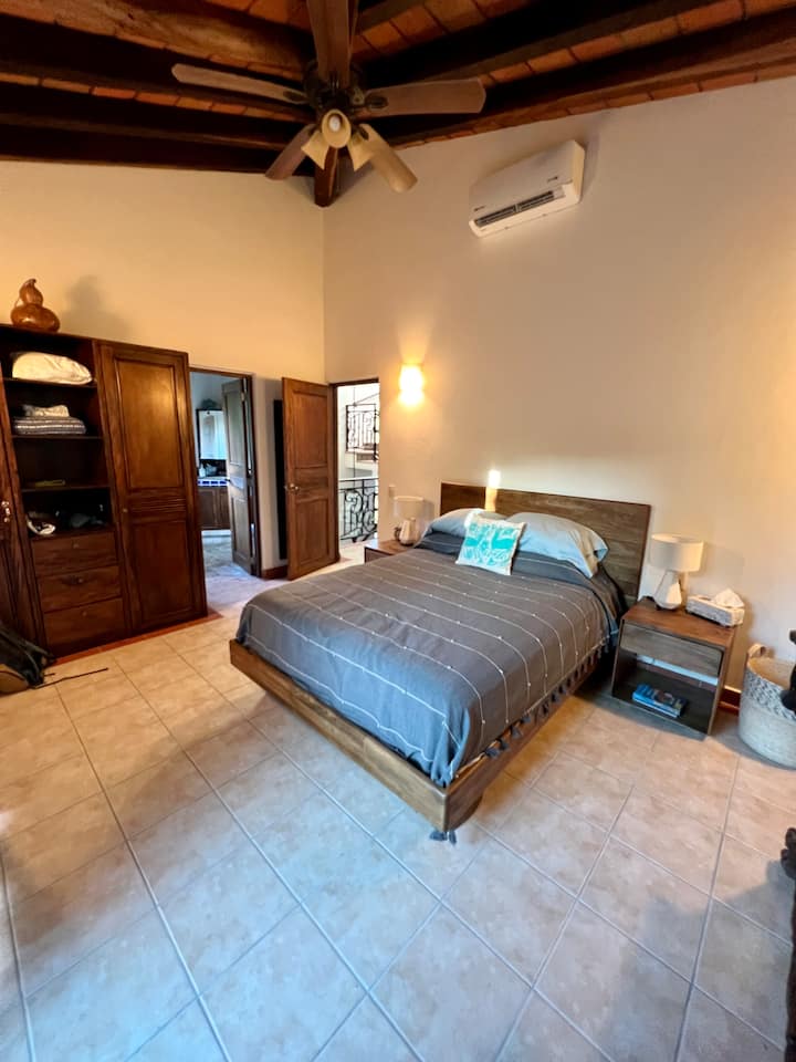 dhoma e parë e gjumit, banja private dhe ballkoni