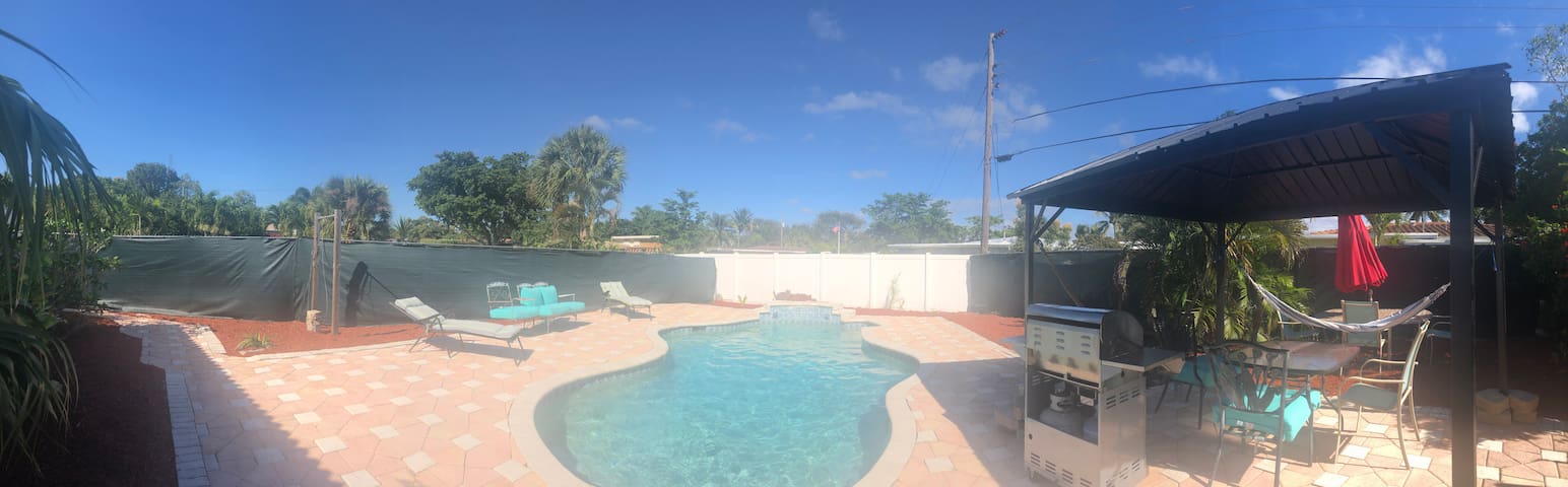 CLOSE TO BEACH EAST BOCA PRIVATE POOL DOGS ALLOWED