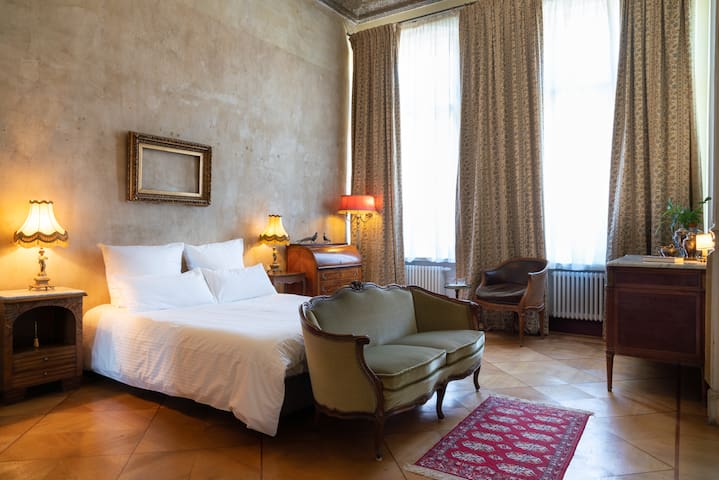 Luxury late 19th century apartment in Berlin Mitte