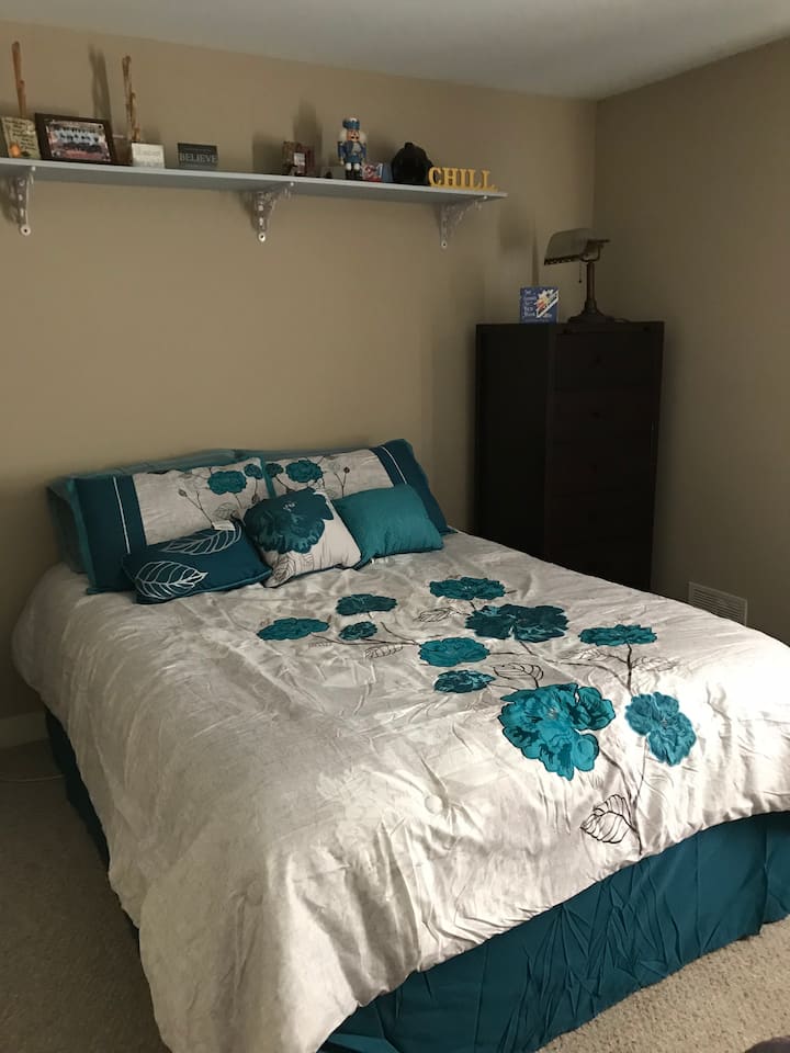 Queensize +tweepersoonskamer met twee eenpersoonsbedden