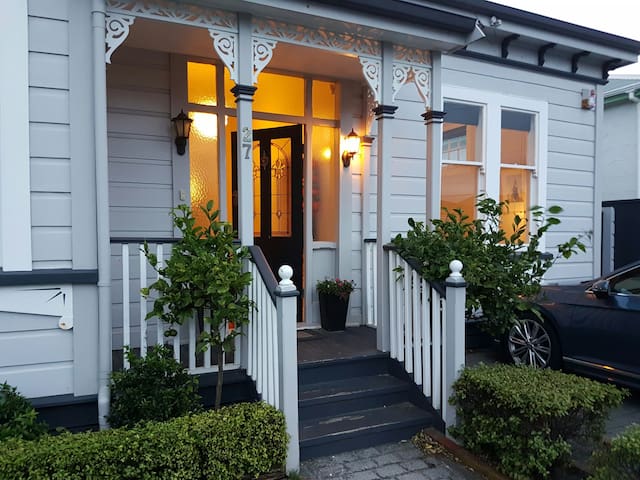 Cosy room in charming Petone villa!