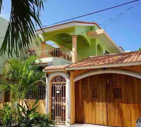 Propiedad de Airbnb exitosa: Dulce Vida heated pool, 3 blocks to the beach en Bahía De Banderas
