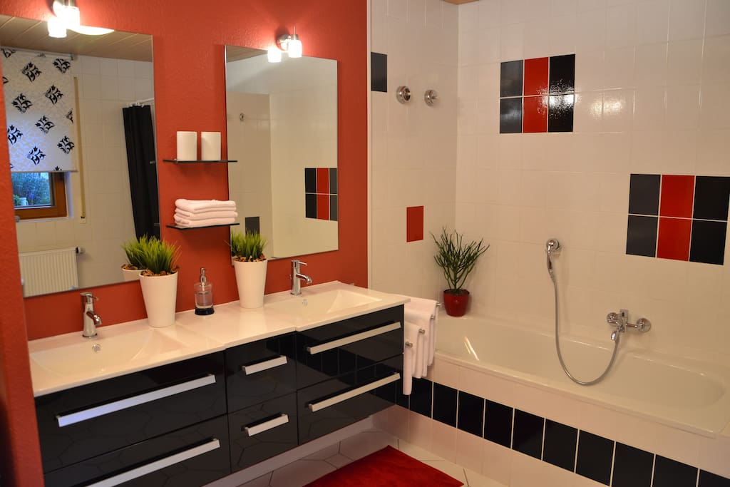 luxuriöses Badezimmer mit Wanne, DU, WC