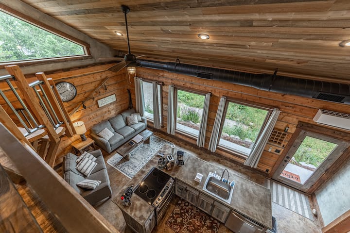 Airbnb preview for Bobcat Cabin at Snowcat Cabins