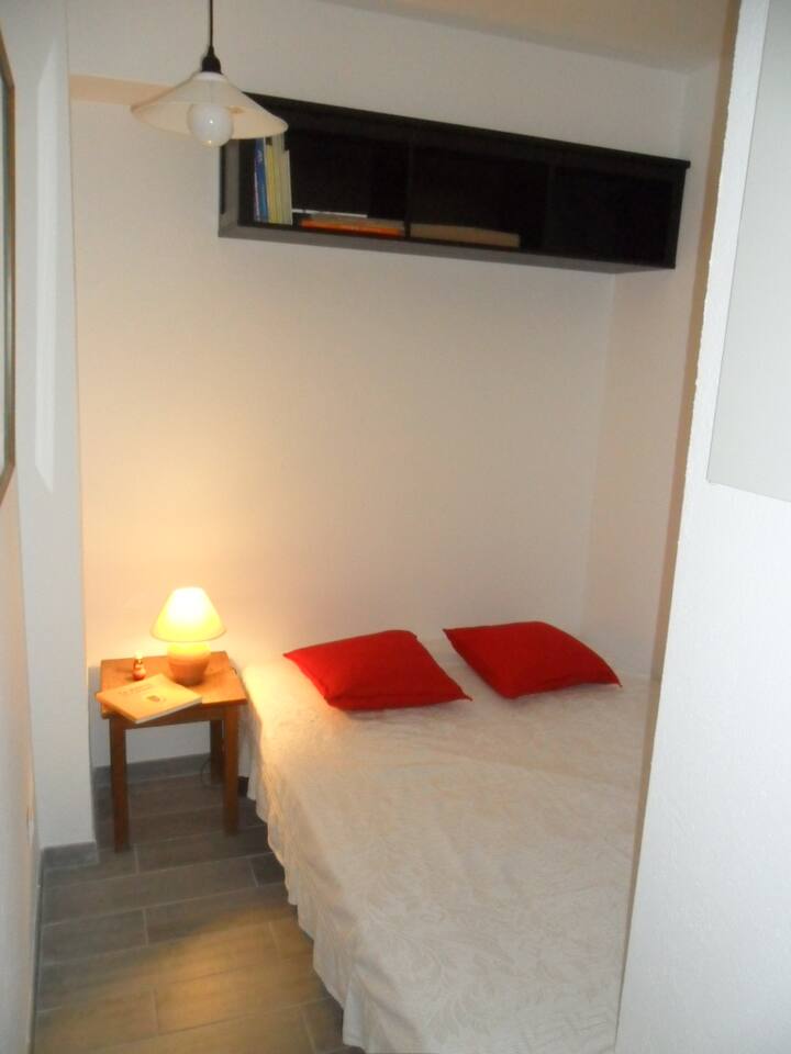 Eneo tofauti la chumba cha kulala, na kitanda chake (sentimita 140) 