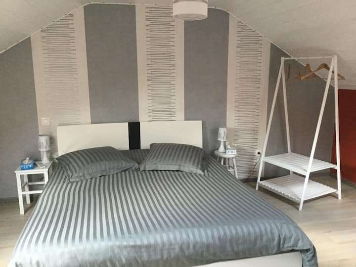 חדר שינה למעלה עם מיטה 160/200 - מנורה ליד המיטה 