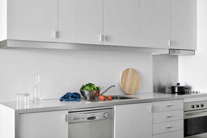 Adjoining 2 Bedroom 2 Bathroom Apt & Balcony gallery image 4