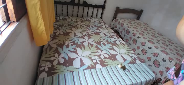 Chumba cha kulala cha tatu kiko nyuma ya nyumba, karibu na bafu la pili, chenye ulinzi kamili. 