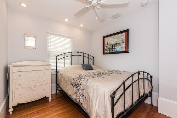 Dormitorio secundario con cama tamaño queen