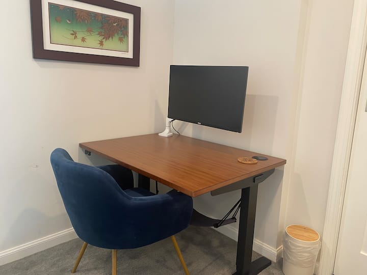 Escritorio motorizado ajustable en altura. Incluye monitor de 27pulgadas y brazo ajustable. 

Uplift V2 Frame
Size 30x42in
Rango de altura de 25,3-50,9 pulgadas