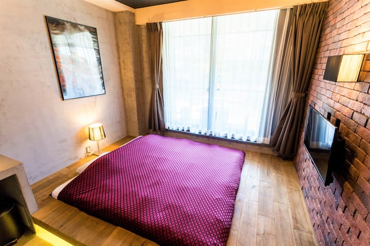 Vyumba 203 na 203 - Kitanda cha kustarehesha na mwanga wa asili asubuhi, bila kutaja roshani nyuma ya mapazia.