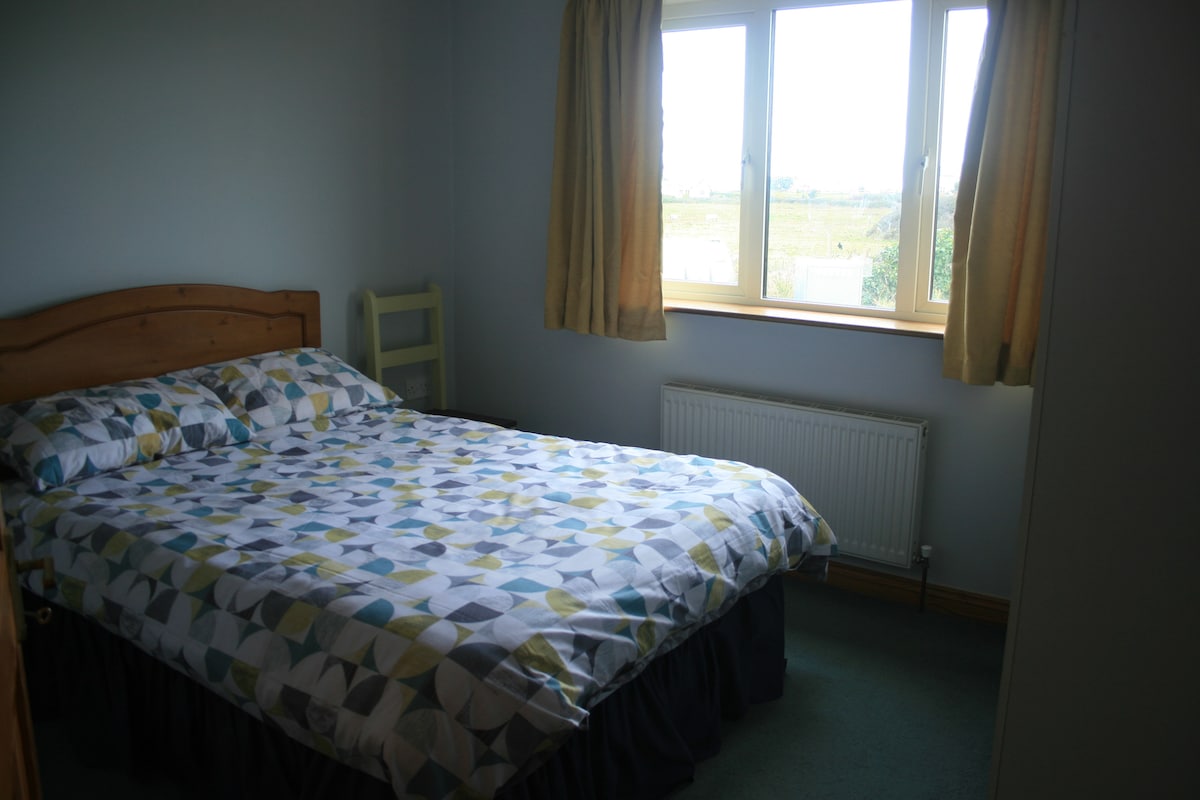 เตียงใหญ่ห้องนอนด้านหลังชั้นล่าง