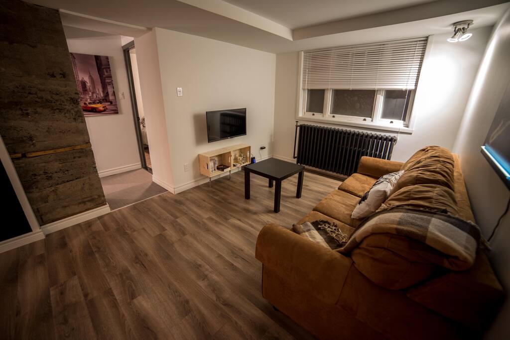 Grand canapé très confortable
tv câblée