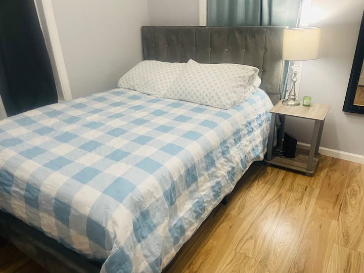 Queen size 12 inch memory zenus memory madrac. 