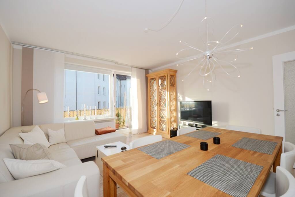 schönes helles Wohnzimmer :-))& Balkon