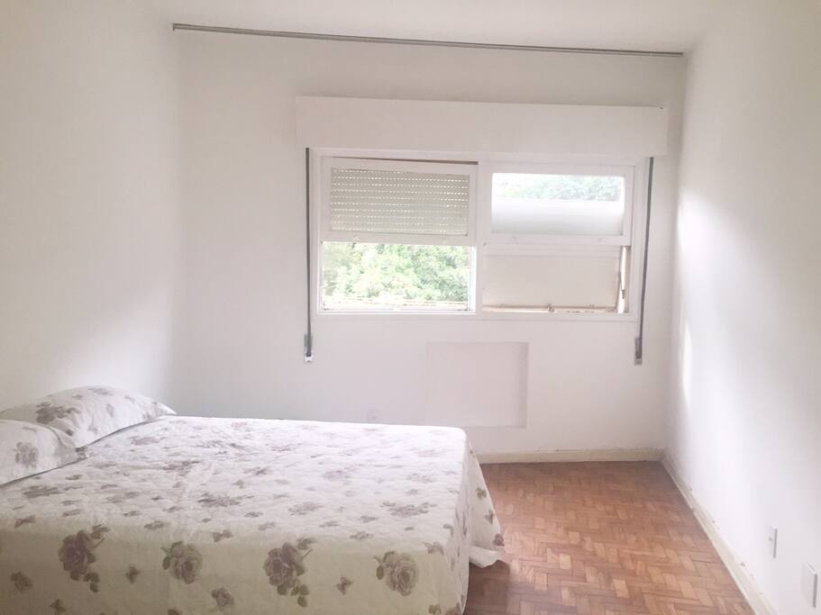 Quarto amplo e com vista para o orquidário