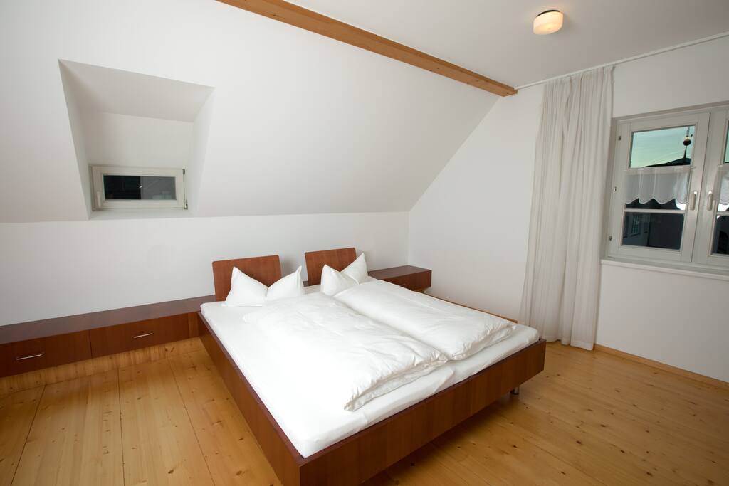 Schlafzimmer 1