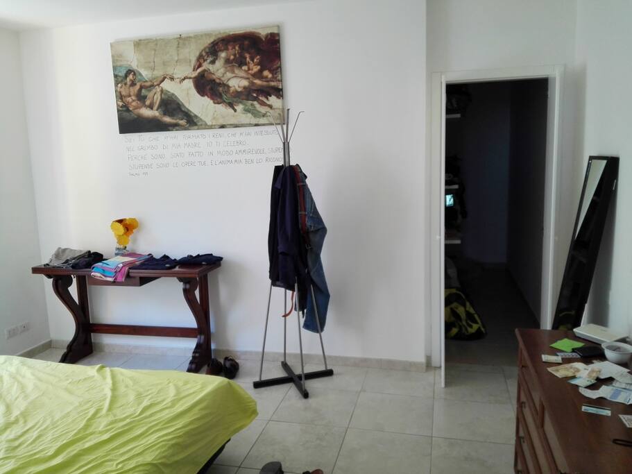 Camera matrimoniale nell'angolo si nota la cabina armadio