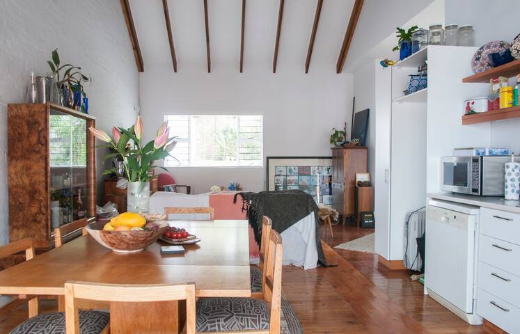 Sunny spacious 2-bed sanctuary in vibey Greenpoint gallery image 5