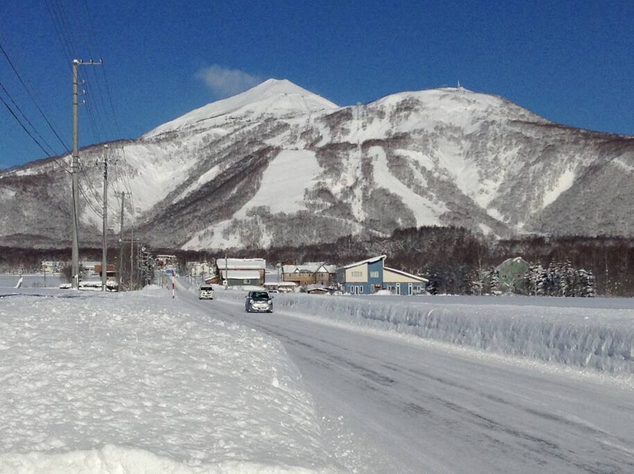 Quick access to all of Niseko United Ski Area. Bus stop at the front door. Or a short 5 minute walk to the closest lift or get our free first track shuttle till 9am