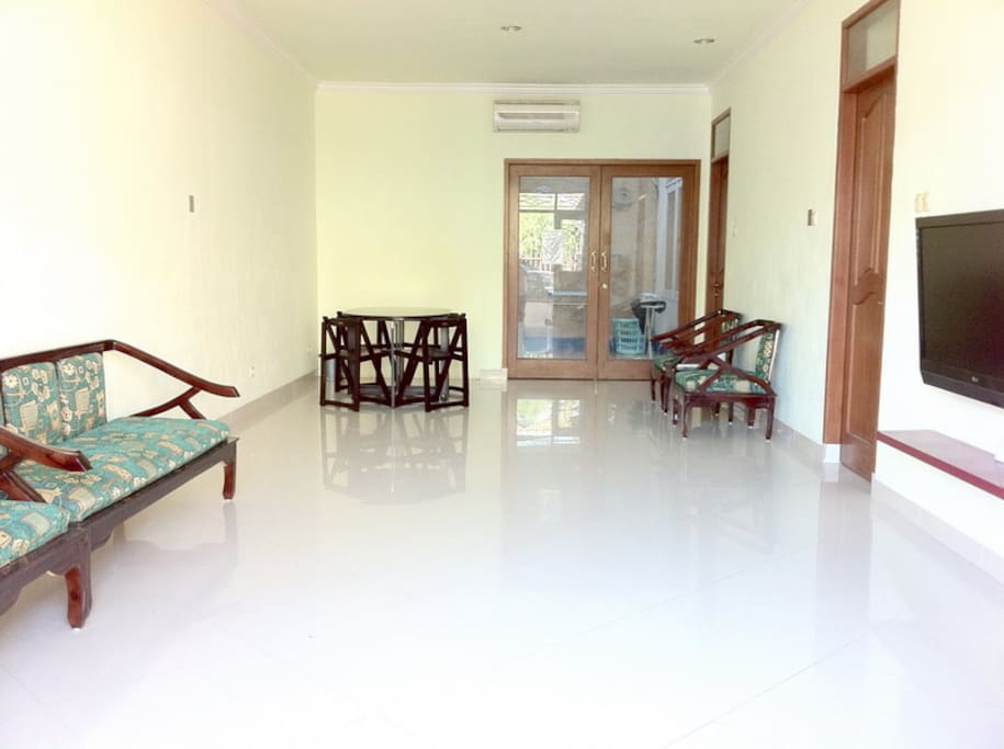 Living Room_Outside to Inside Angle