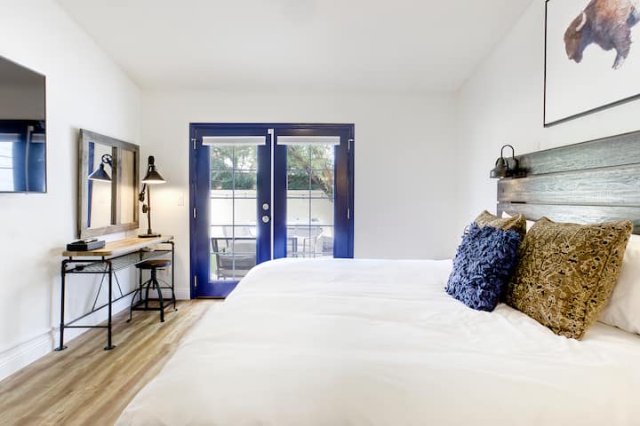 ห้องนอนใหญ่ชิลๆกับทีวีขนาด 65 นิ้วพื้นที่ทำงานที่จะได้รับการดูแล!  ประตูสไตล์ฝรั่งเศสเพื่อให้คุณได้ผ่อนคลายที่ลานด้านหลังและชิลๆริมกองไฟ  